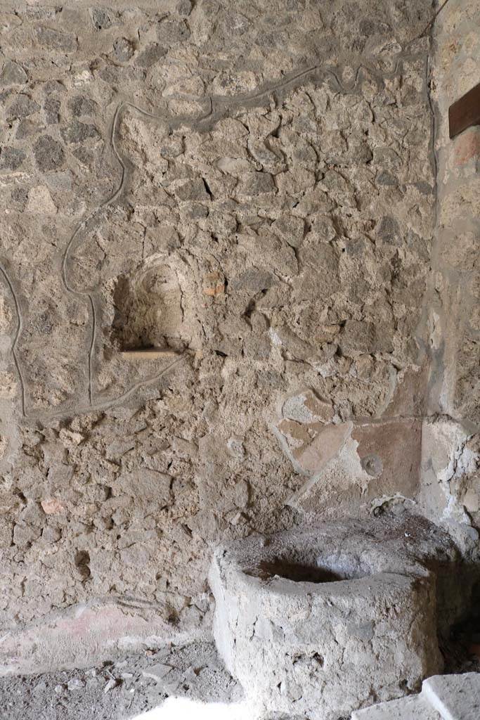 I.14.15 Pompeii. December 2018. 
West wall with feature near door to room on north side. Photo courtesy of Aude Durand.