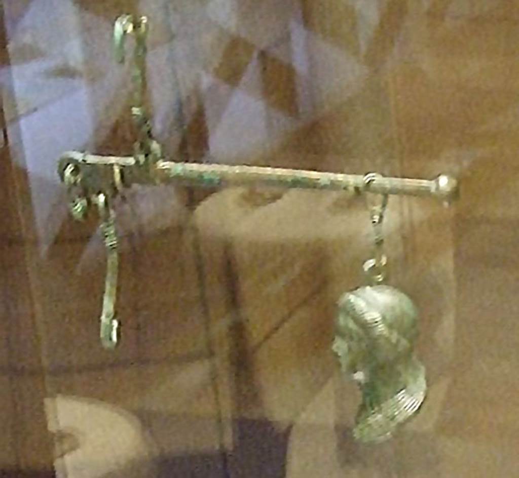 I.14.15 Pompeii.  Bronze balance. SAP 43474. 
Photographed at “A Day in Pompeii” exhibition at Melbourne Museum. September 2009.