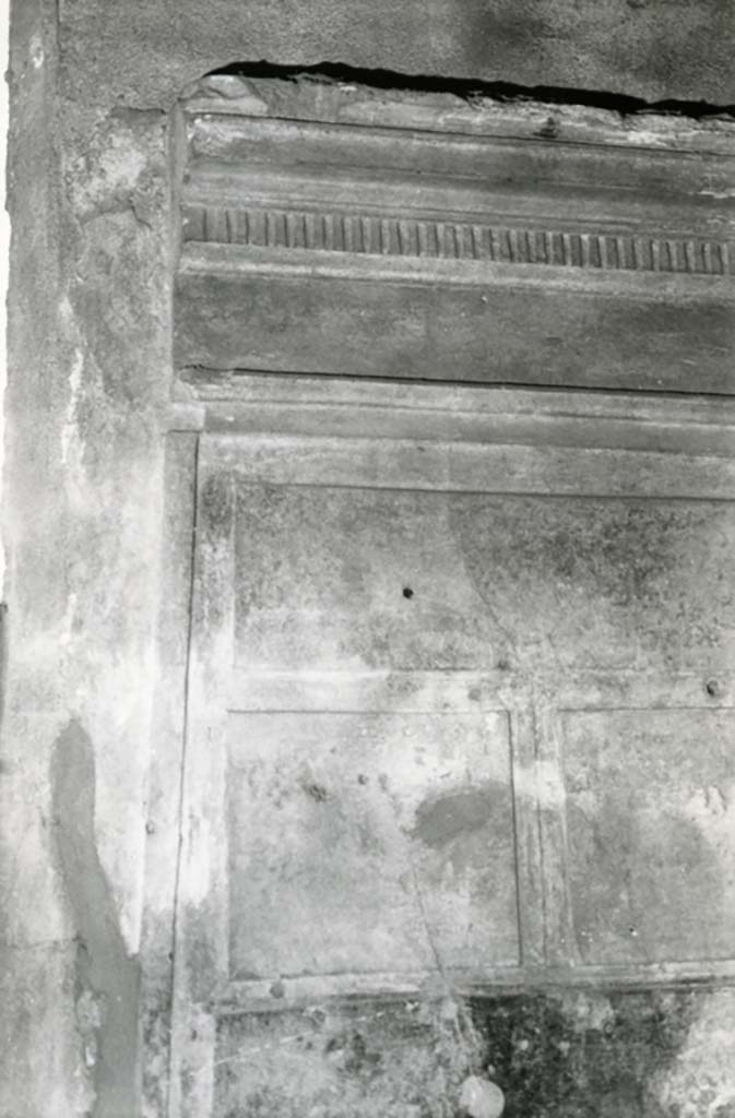 I.15.1 Pompeii. 1980. 
House, cubiculum right W of fauces, entrance S wall, details. Photo courtesy of Anne Laidlaw.
American Academy in Rome, Photographic Archive. Laidlaw collection _P_80_3_11.
