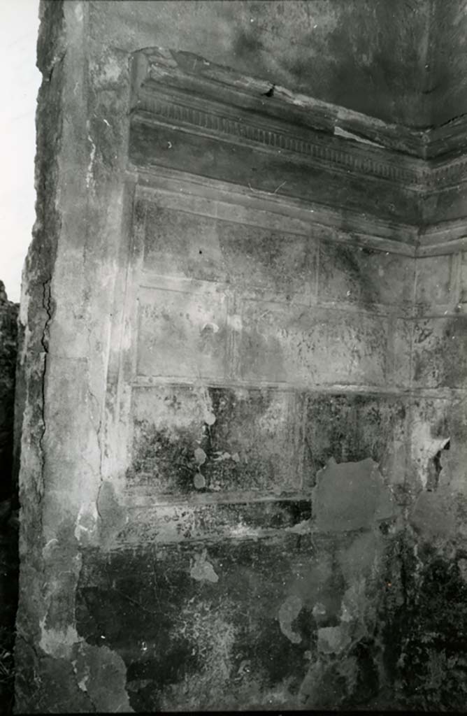I.15.1 Pompeii. 1975. 
House, room right of fauces, entrance S wall. Photo courtesy of Anne Laidlaw.
American Academy in Rome, Photographic Archive. Laidlaw collection _P_75_3_34.