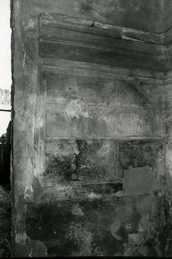 I.15.1 Pompeii. 1975.  
House, room right of fauces, entrance S wall. Photo courtesy of Anne Laidlaw.
American Academy in Rome, Photographic Archive. Laidlaw collection _P_75_3_35.