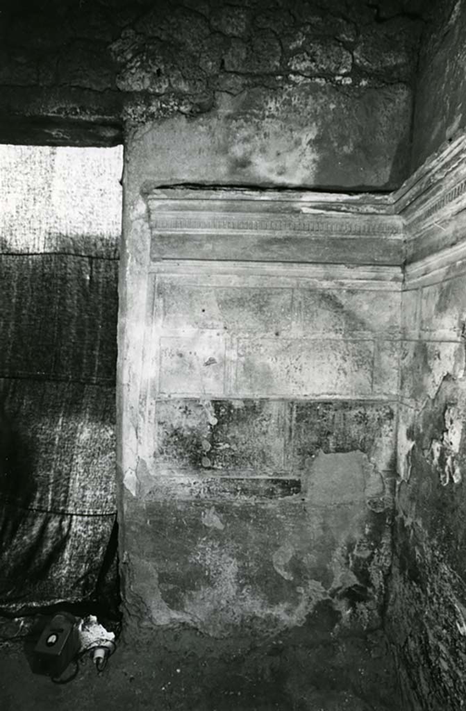 I.15.1 Pompeii. 1972. 
House, room right of fauces, entrance S wall. Photo courtesy of Anne Laidlaw.
American Academy in Rome, Photographic Archive. Laidlaw collection _P_72_18_14.