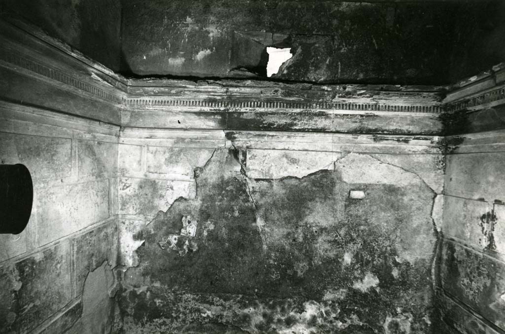 I.15.1 Pompeii. 1972. House, room right of fauces, W wall. Photo courtesy of Anne Laidlaw.
American Academy in Rome, Photographic Archive. Laidlaw collection _P_72_18_8.