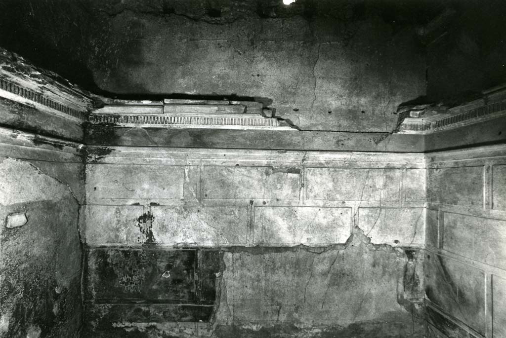 I.15.1 Pompeii. 1972. House, right room, back N wall. Photo courtesy of Anne Laidlaw.
American Academy in Rome, Photographic Archive. Laidlaw collection _P_72_18_5.