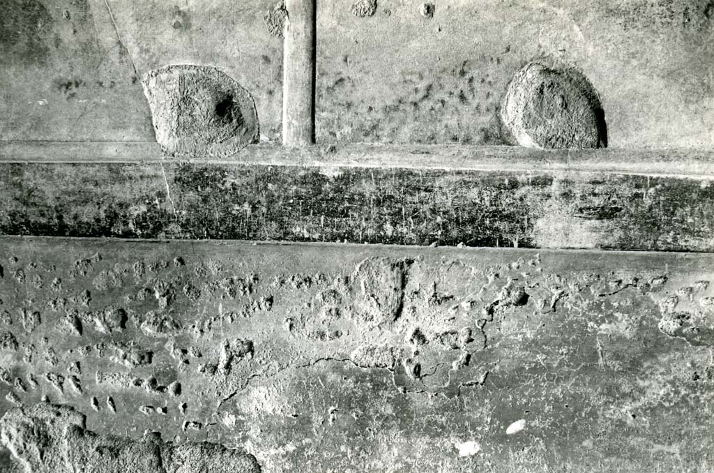 I.15.1 Pompeii. 1972. 
House, room right of fauces, right E wall, details of yellow zoccolo prepared for the adhesion of a second layer of yellow plaster.  
Photo courtesy of Anne Laidlaw.
American Academy in Rome, Photographic Archive. Laidlaw collection _P_72_18_26.