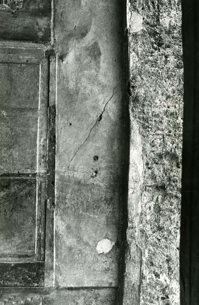 I.15.1 Pompeii. 1972. 
House, room right of fauces, right E wall at south end, details. Photo courtesy of Anne Laidlaw.
American Academy in Rome, Photographic Archive. Laidlaw collection _P_72_18_27.
