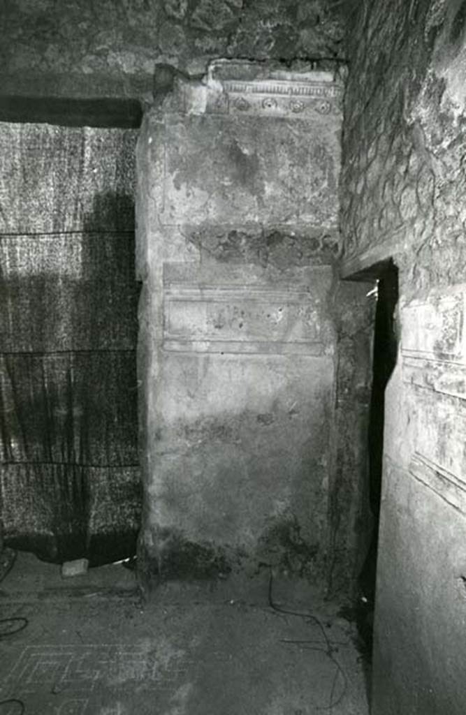 I.15.3 Pompeii. 1972. Room 6. House of Ship Europa, W cubiculum, entrance S wall, overall.  
Photo courtesy of Anne Laidlaw.
American Academy in Rome, Photographic Archive. Laidlaw collection _P_72_16_28.