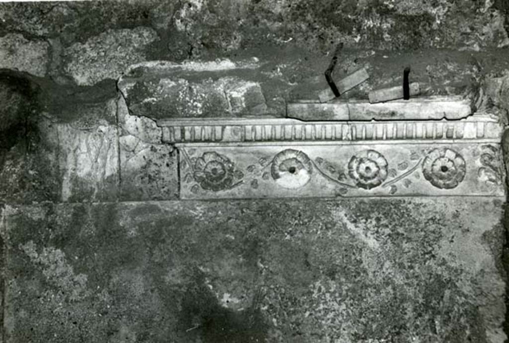 I.15.3 Pompeii. 1968. Room 6. House of Ship Europa, W cubiculum (rosettes) entrance S wall.  
Photo courtesy of Anne Laidlaw.
American Academy in Rome, Photographic Archive. Laidlaw collection _P_68_15_6.