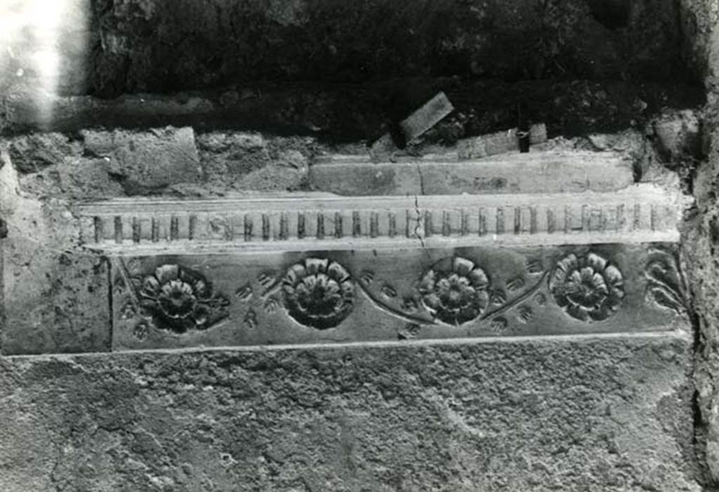 I.15.3 Pompeii. 1966. Room 6. House of Ship Europa, cubiculum to E of fauces, S wall, upper dentil cornice.  Photo courtesy of Anne Laidlaw.
American Academy in Rome, Photographic Archive. Laidlaw collection _P_66_2_21.