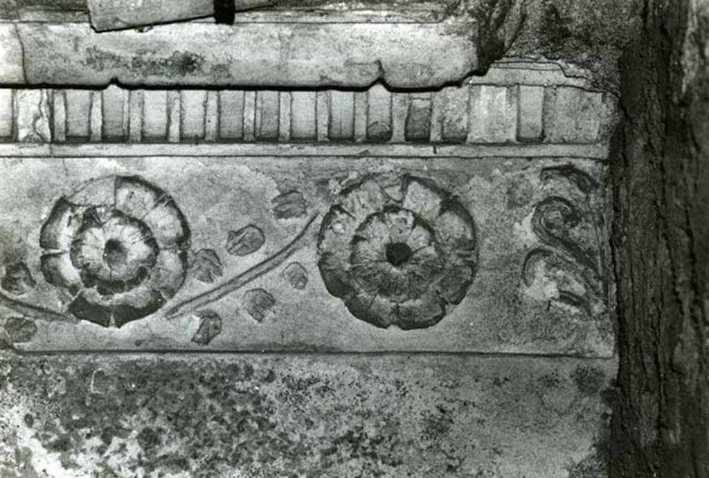 I.15.3 Pompeii. 1968. Room 6. House of Ship Europa, W cubiculum, entrance S wall, detail of rosettes.   Photo courtesy of Anne Laidlaw.
American Academy in Rome, Photographic Archive. Laidlaw collection _P_68_15_9.