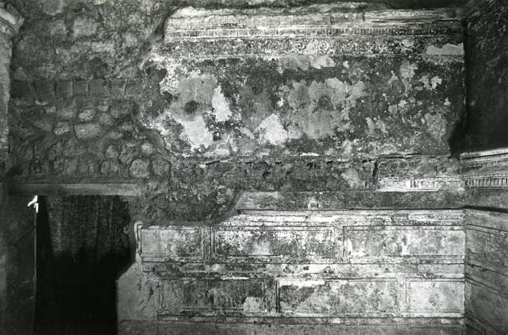 I.15.3 Pompeii. 1972. Room 6. House of Ship Europa, W cubiculum (rosettes), left W wall, upper half.  Photo courtesy of Anne Laidlaw.
American Academy in Rome, Photographic Archive. Laidlaw collection _P_72_16_31.