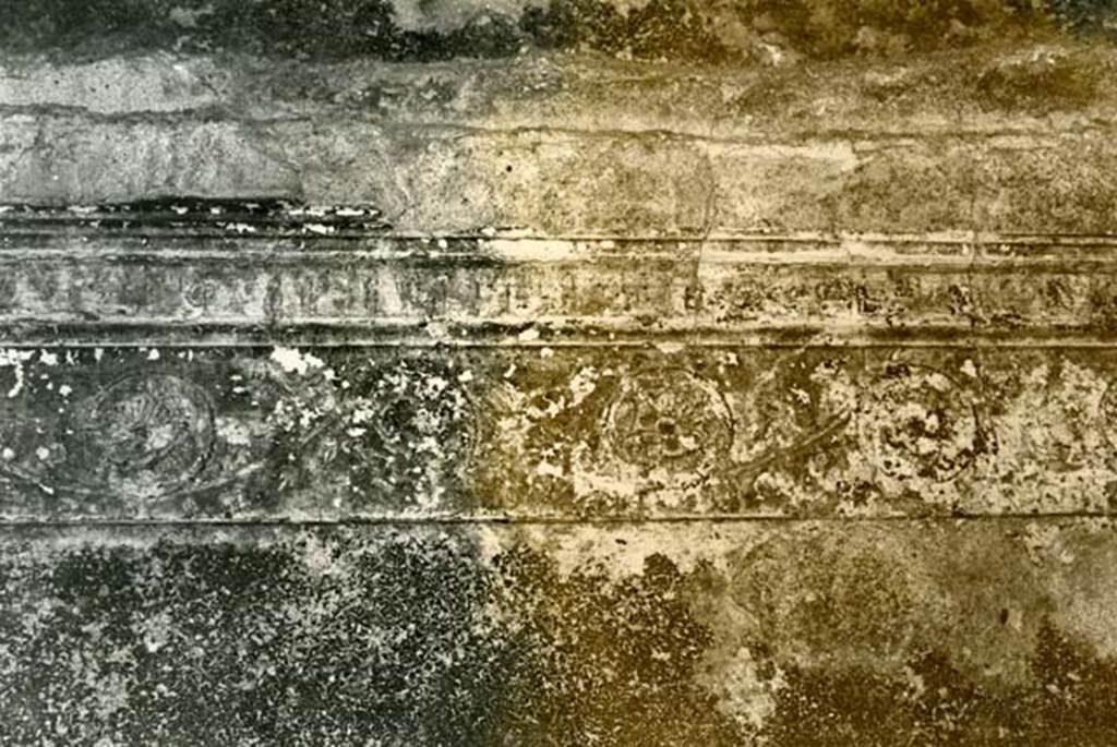 I.15.3 Pompeii. 1972. Room 6. House of Ship Europa, W cubiculum, left W wall, details of rosettes (centre, south end).  Photo courtesy of Anne Laidlaw.
American Academy in Rome, Photographic Archive. Laidlaw collection _P_72_17_23.