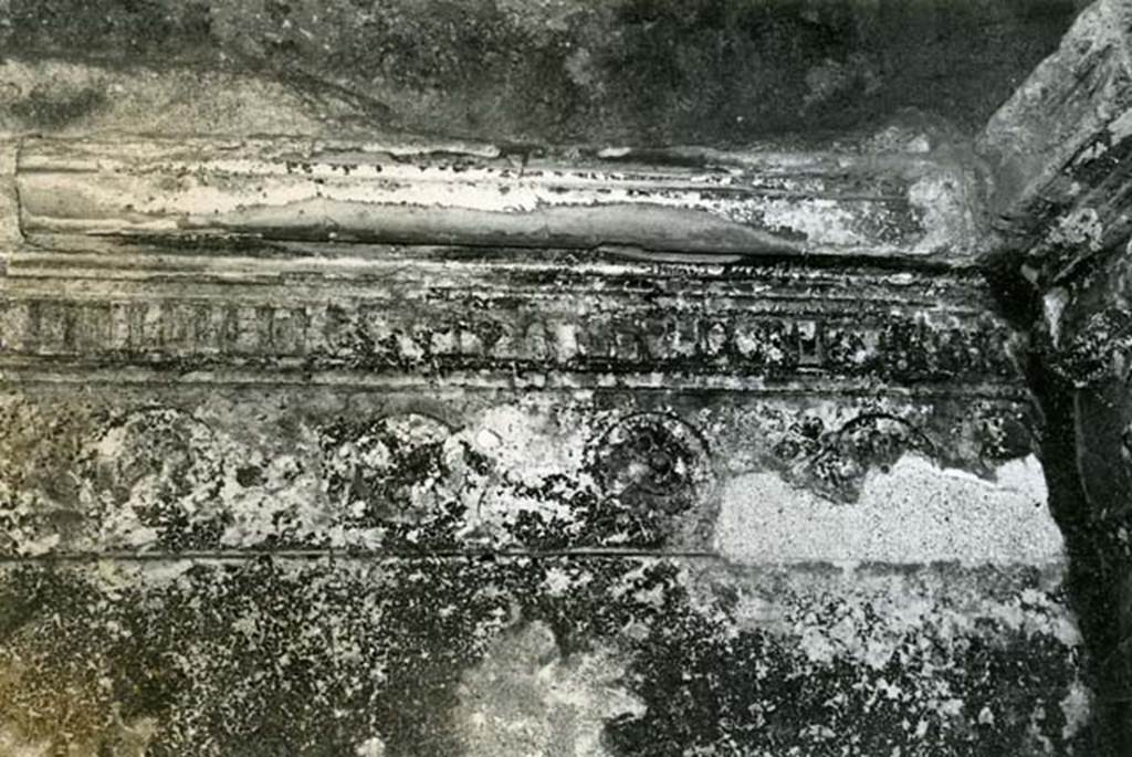 I.15.3 Pompeii. 1972. Room 6. House of Ship Europa, W cubiculum, left W wall, details of rosettes (NW corner).  Photo courtesy of Anne Laidlaw.
American Academy in Rome, Photographic Archive. Laidlaw collection _P_72_17_21.