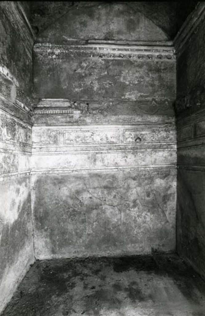 I.15.3 Pompeii. 1980. Room 6. House of Ship Europa, cubiculum with rosettes, back N wall.  
Photo courtesy of Anne Laidlaw.
American Academy in Rome, Photographic Archive. Laidlaw collection _P_80_4_26.