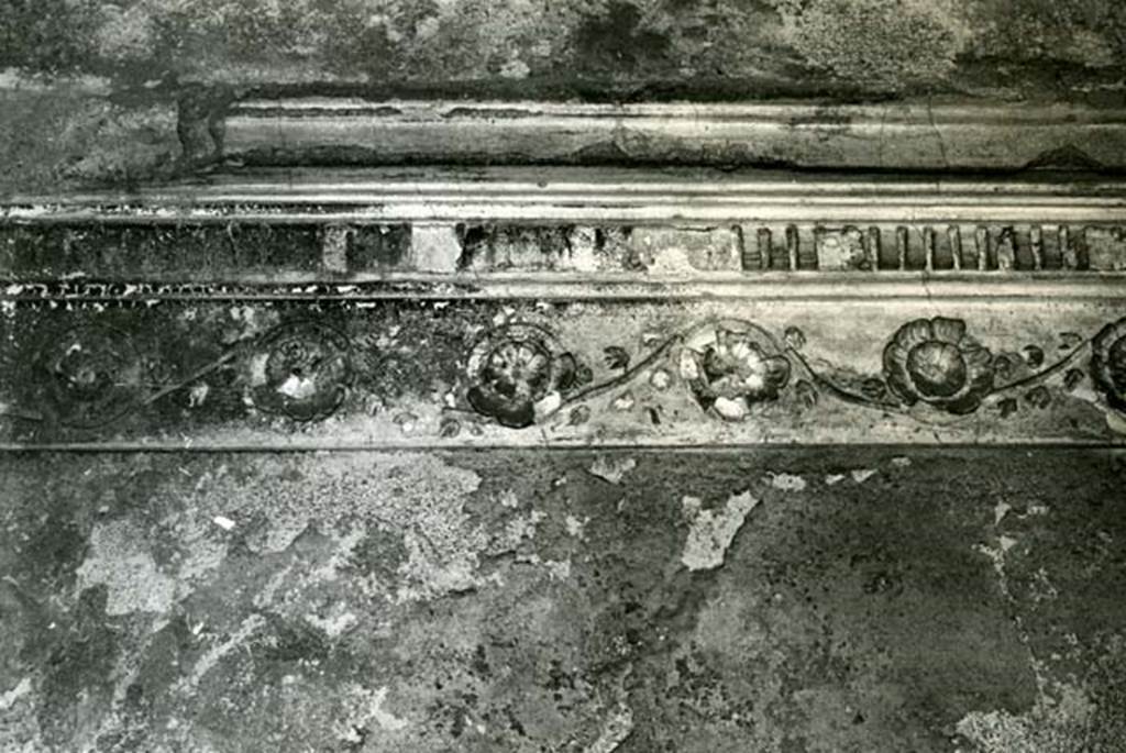 I.15.3 Pompeii. 1972. Room 6. House of Ship Europa, W cubiculum, back N wall, details of rosettes.  Photo courtesy of Anne Laidlaw.
American Academy in Rome, Photographic Archive. Laidlaw collection _P_72_17_19.