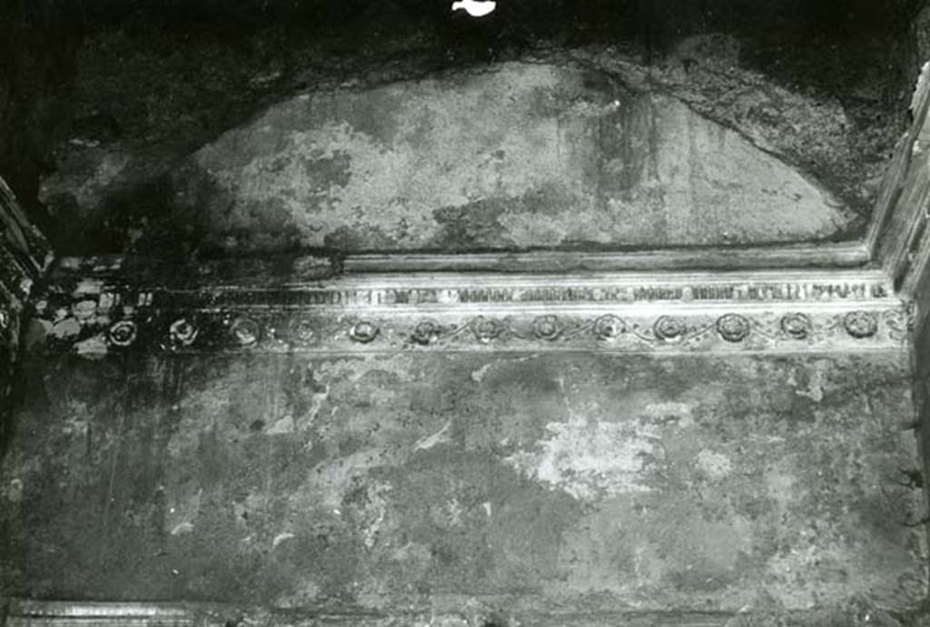 I.15.3 Pompeii. 1968. Room 6. House of Ship Europa, W cubiculum (rosettes), back N wall lunette.  Photo courtesy of Anne Laidlaw.
American Academy in Rome, Photographic Archive. Laidlaw collection _P_68_15_8.