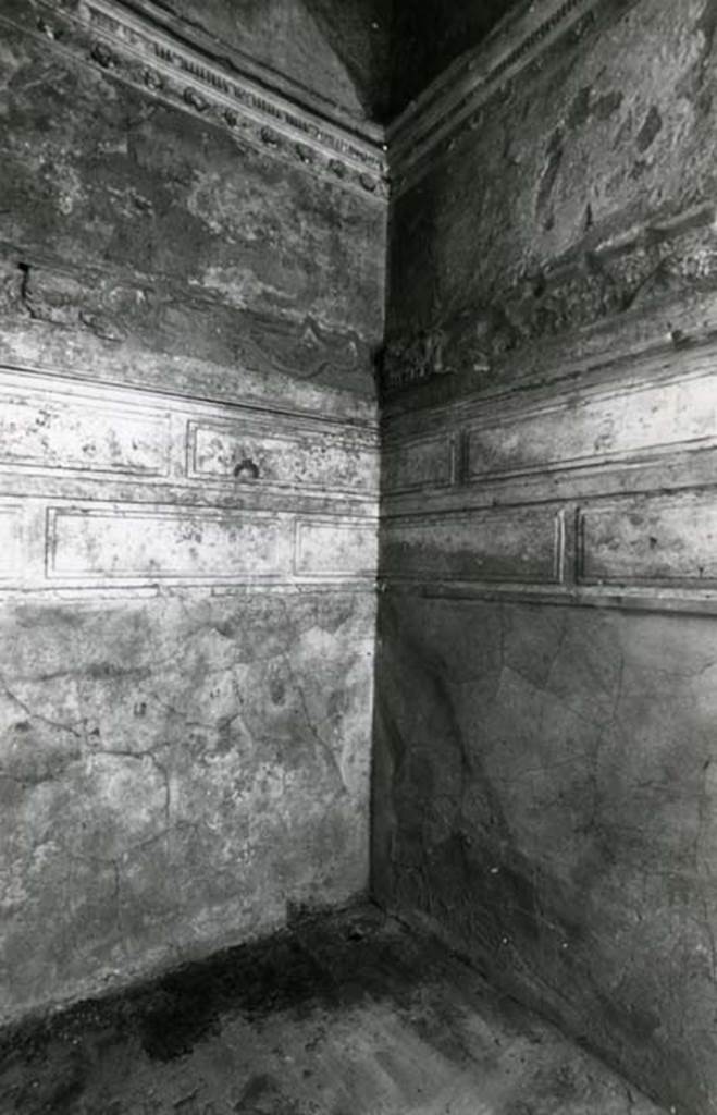 I.15.3 Pompeii. 1980. Room 6. House of Ship Europa, cubiculum with rosettes, NE corner.  
Photo courtesy of Anne Laidlaw.
American Academy in Rome, Photographic Archive. Laidlaw collection _P_80_4_33.