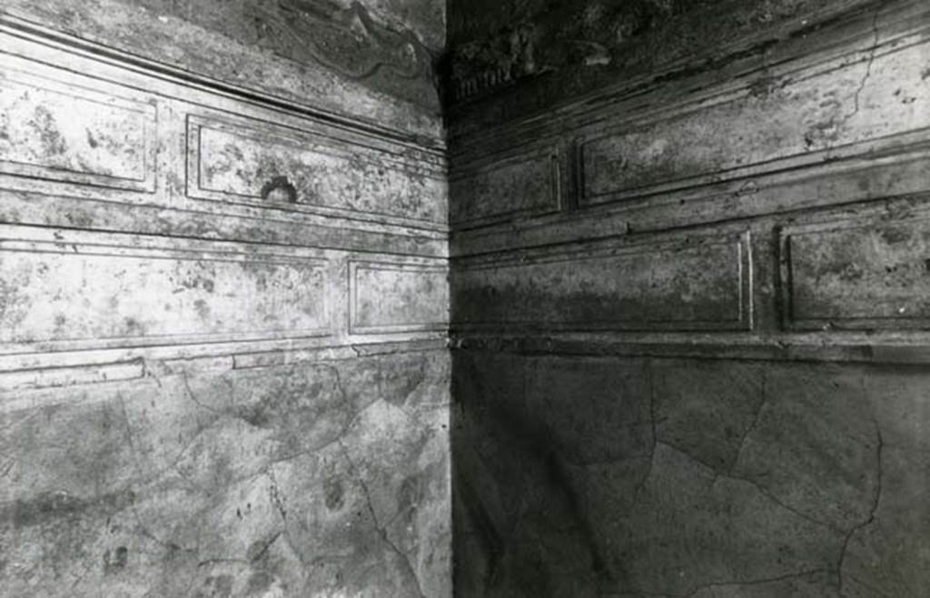 I.15.3 Pompeii. 1980. Room 6. House of Ship Europa, cubiculum with rosettes, NE corner.  
Photo courtesy of Anne Laidlaw.
American Academy in Rome, Photographic Archive. Laidlaw collection _P_80_4_35.