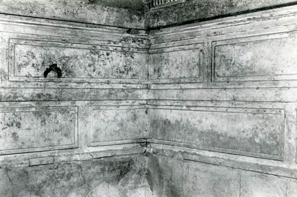 I.15.3 Pompeii. 1972. Room 6. House of Ship Europa, W cubiculum, NE corner.  Photo courtesy of Anne Laidlaw.
American Academy in Rome, Photographic Archive. Laidlaw collection _P_72_17_1.