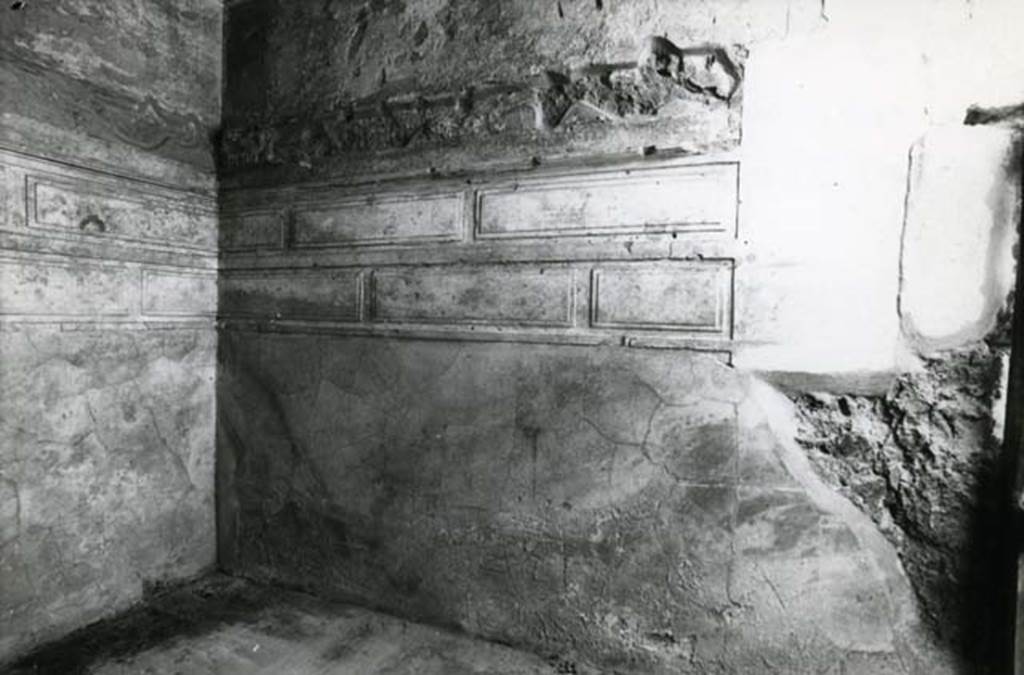 I.15.3 Pompeii. 1980. Room 6. House of Ship Europa, cubiculum with rosettes, right E wall.  
Photo courtesy of Anne Laidlaw.
American Academy in Rome, Photographic Archive. Laidlaw collection _P_80_4_30.