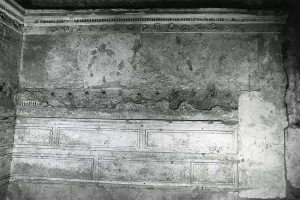I.15.3 Pompeii. 1972. Room 6. House of Ship Europa, W cubiculum, right E wall.  Photo courtesy of Anne Laidlaw.
American Academy in Rome, Photographic Archive. Laidlaw collection _P_72_16_22.