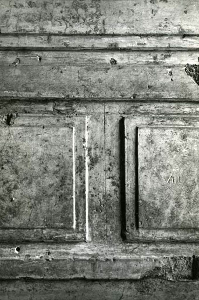 I.15.3 Pompeii. 1975. Room 6. House of Ship Europa, W cubiculum, right E wall, detail of execution.  Photo courtesy of Anne Laidlaw.
American Academy in Rome, Photographic Archive. Laidlaw collection _P_75_2_29.