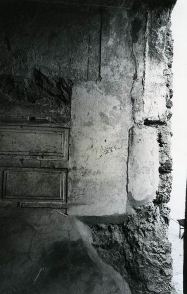 I.15.3 Pompeii. 1972. Room 6. House of Ship Europa, W cubiculum, right E wall by doorway.  
Photo courtesy of Anne Laidlaw.
American Academy in Rome, Photographic Archive. Laidlaw collection _P_72_17_26.