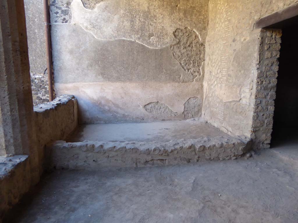 I.15.3 Pompeii. September 2015. Tub or basin on east end of south portico 10 of peristyle 13.
Foto Annette Haug, ERC Grant 681269 DÉCOR.