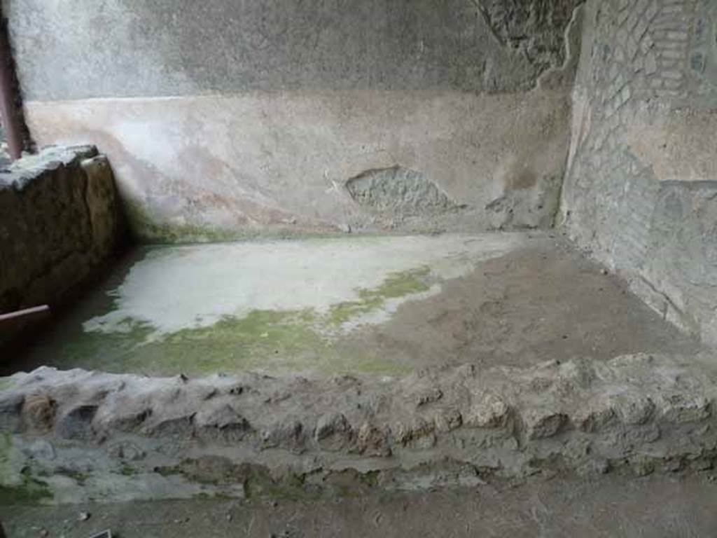 I.15.3 Pompeii. May 2010. Tub or basin on east end of south portico 10 of peristyle 13. When excavated, this contained amphorae. According to Jashemski, there were 9 amphorae found in the tub. See Jashemski, W. F., 1993. The Gardens of Pompeii, Volume II: Appendices. New York: Caratzas. (p.61)
According to Eschebach, there were 5 amphorae found in the tub.
See Eschebach, L., 1993. Gebäudeverzeichnis und Stadtplan der antiken Stadt Pompeji. Köln: Böhlau. (p.75)