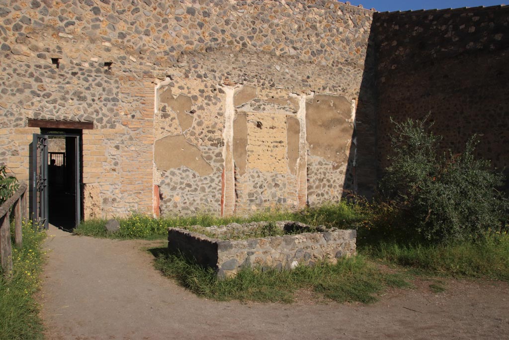 I.15.3 Pompeii. October 2022. 
Looking north from garden area/vineyard 14 towards doorway to south portico 10. Photo courtesy of Klaus Heese.