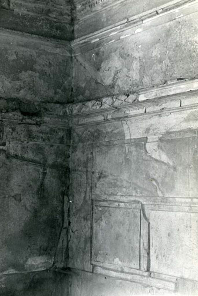 I.15.3 Pompeii. 1966. Room 4. House of Ship Europa, cubiculum to E of fauces, W wall and SW corners.  Photo courtesy of Anne Laidlaw.
American Academy in Rome, Photographic Archive. Laidlaw collection _P_66_2_28.