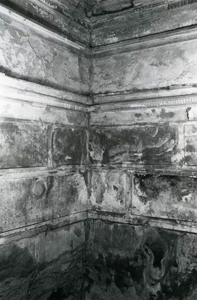 I.15.3 Pompeii. 1972. Room 4. House of Ship Europa, E cubiculum, back N wall in NW corner.  
Photo courtesy of Anne Laidlaw.
American Academy in Rome, Photographic Archive. Laidlaw collection _P_72_15_30.