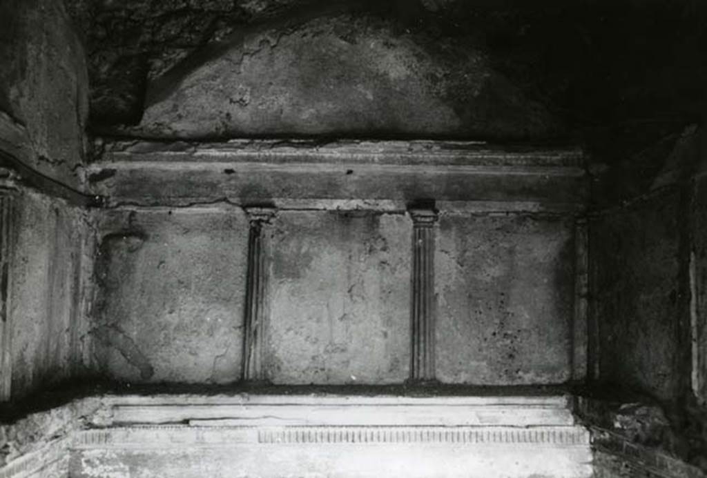 I.15.3 Pompeii. 1968. Room 4. House of Ship Europa, E cubiculum (colonnettes), back N wall, upper zone.  
Photo courtesy of American Academy in Rome, Photographic Archive. Laidlaw collection _P_68_15_14.