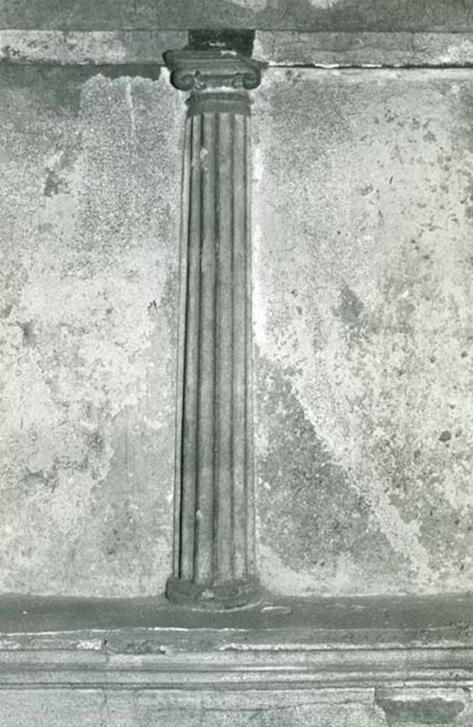 I.15.3 Pompeii. 1972. Room 4. House of Ship Europa, E cubiculum, detail of colonnette.  
Photo courtesy of Anne Laidlaw.
American Academy in Rome, Photographic Archive. Laidlaw collection _P_72_16_14.