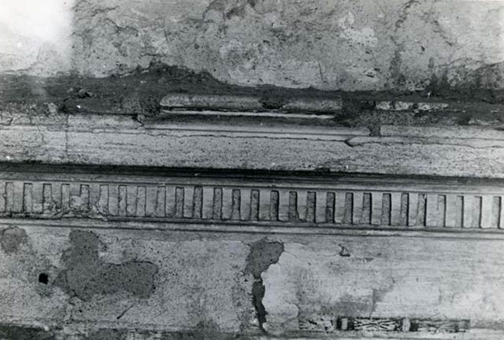 I.15.3 Pompeii. 1966. Room 4. House of Ship Europa, cubiculum to E of fauces, N wall, dentil cornice.  Photo courtesy of Anne Laidlaw.
American Academy in Rome, Photographic Archive. Laidlaw collection _P_66_2_17.