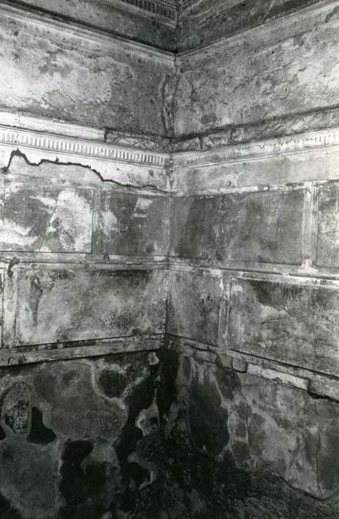 I.15.3 Pompeii. 1972. Room 4. House of Ship Europa, E cubiculum, back N wall and NE corner.  
Photo courtesy of Anne Laidlaw.
American Academy in Rome, Photographic Archive. Laidlaw collection _P_72_15_33.