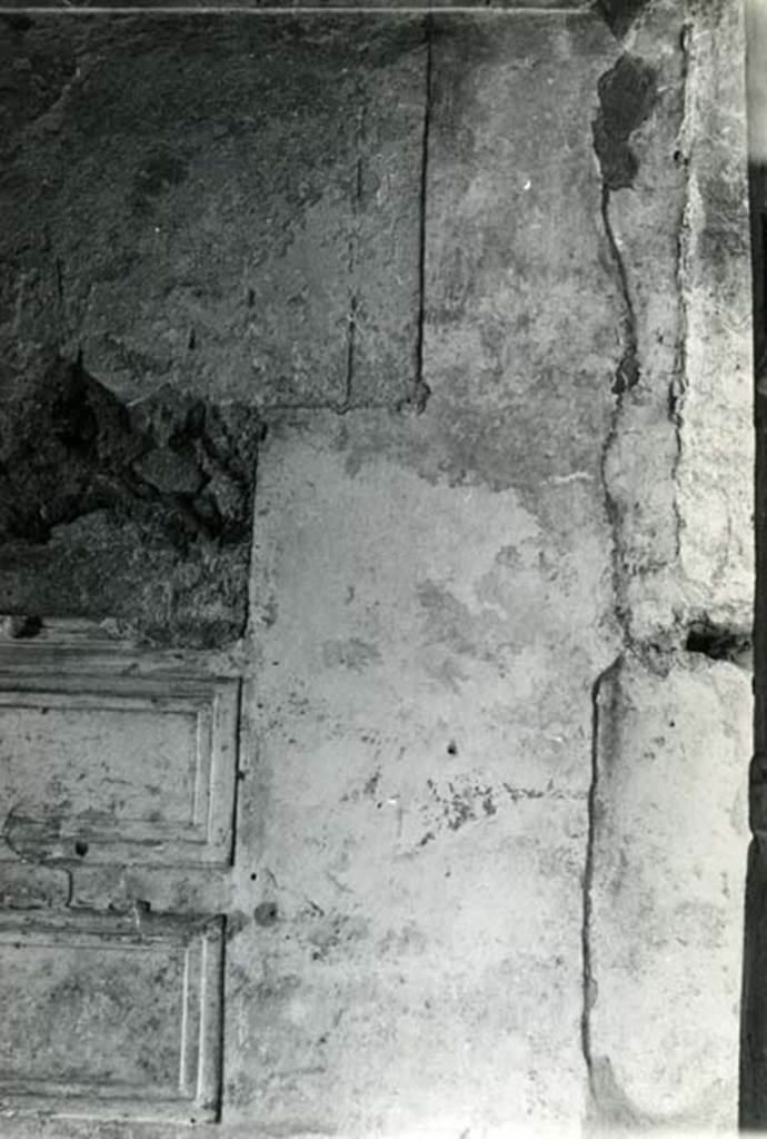 I.15.3 Pompeii. 1966. Room 4. House of Ship Europa, cubiculum to E of fauces, E wall, right side and corners.  Photo courtesy of Anne Laidlaw.
American Academy in Rome, Photographic Archive. Laidlaw collection _P_66_2_23.