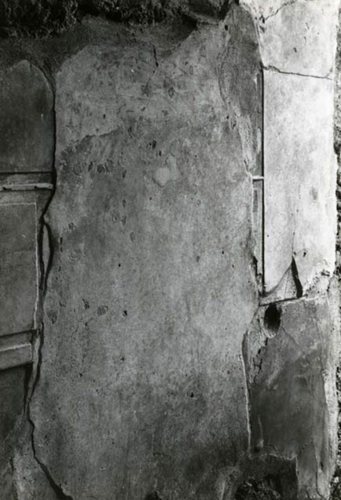 I.15.3 Pompeii. 1968. Room 4. House of Ship Europa, E cubiculum (colonnettes), right E wall, right side.  Photo courtesy of Anne Laidlaw.
American Academy in Rome, Photographic Archive. Laidlaw collection _P_68_3_31