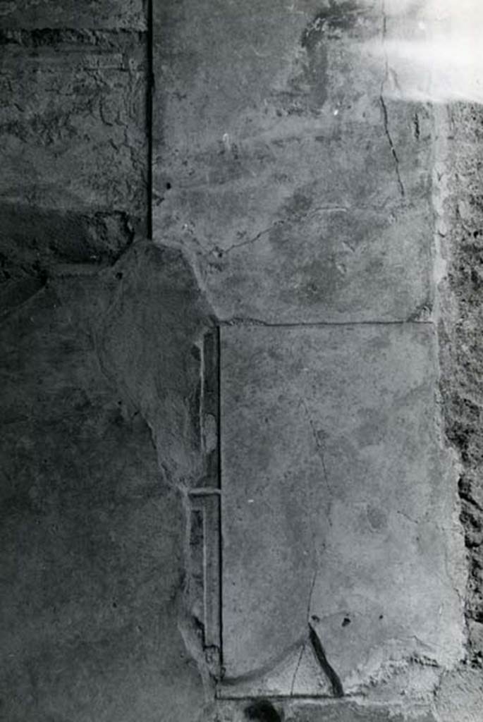 I.15.3 Pompeii. 1966. Room 4. House of Ship Europa, cubiculum to E of fauces, E wall, right side and corners.  Photo courtesy of Anne Laidlaw.
American Academy in Rome, Photographic Archive. Laidlaw collection _P_66_2_26.