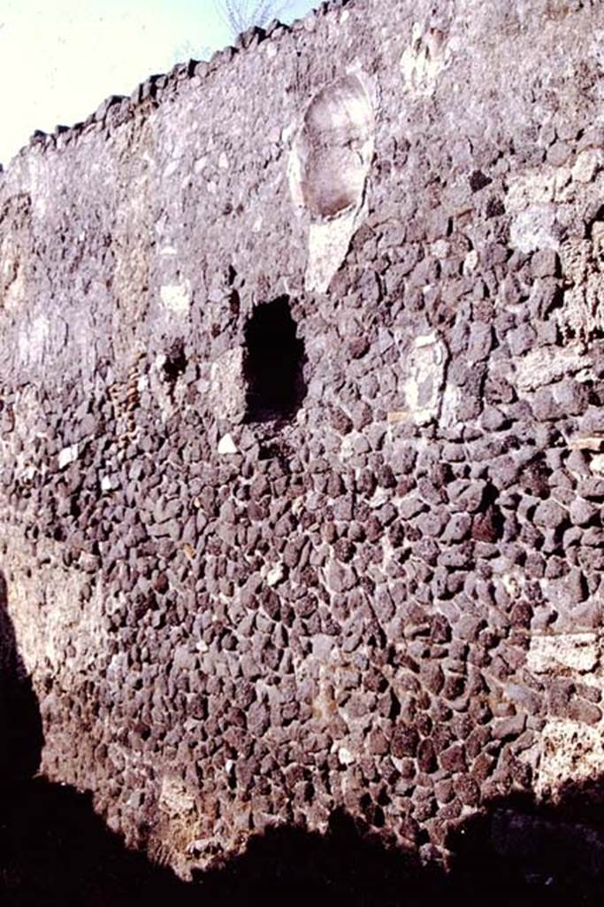 I.15.3 side wall, Pompeii. 1972. Exterior wall on Vicolo della Nave Europa. Photo by Stanley A. Jashemski. 
Source: The Wilhelmina and Stanley A. Jashemski archive in the University of Maryland Library, Special Collections (See collection page) and made available under the Creative Commons Attribution-Non Commercial License v.4. See Licence and use details. J72f0372