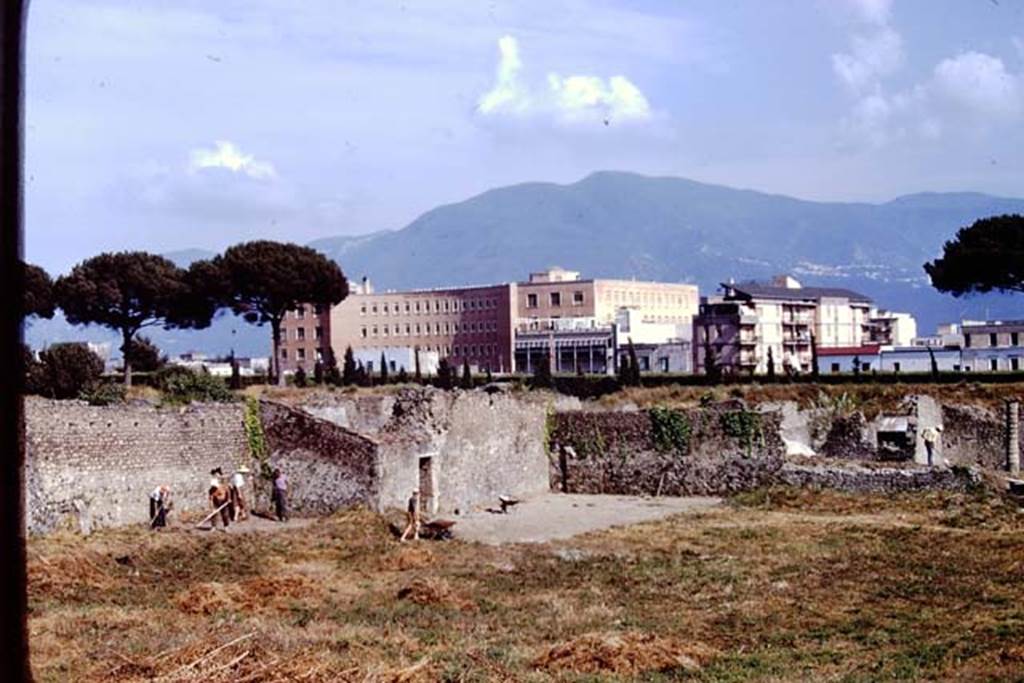 I.15.3 Pompeii. 1972. Looking south-east. Photo by Stanley A. Jashemski. 
Source: The Wilhelmina and Stanley A. Jashemski archive in the University of Maryland Library, Special Collections (See collection page) and made available under the Creative Commons Attribution-Non Commercial License v.4. See Licence and use details. J72f0206