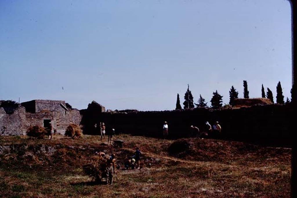 I.15.3 Pompeii. 1972. Looking north-east. Photo by Stanley A. Jashemski. 
Source: The Wilhelmina and Stanley A. Jashemski archive in the University of Maryland Library, Special Collections (See collection page) and made available under the Creative Commons Attribution-Non Commercial License v.4. See Licence and use details. J72f0211