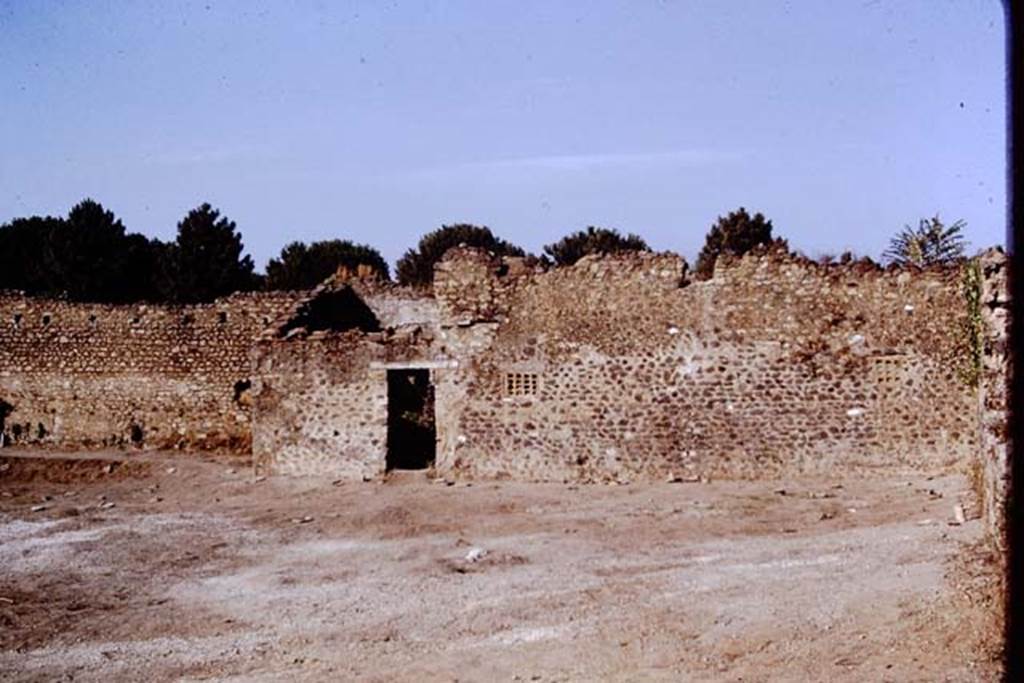 I.15.3 Pompeii. 1972. Looking east. Photo by Stanley A. Jashemski. 
Source: The Wilhelmina and Stanley A. Jashemski archive in the University of Maryland Library, Special Collections (See collection page) and made available under the Creative Commons Attribution-Non Commercial License v.4. See Licence and use details. J72f0578