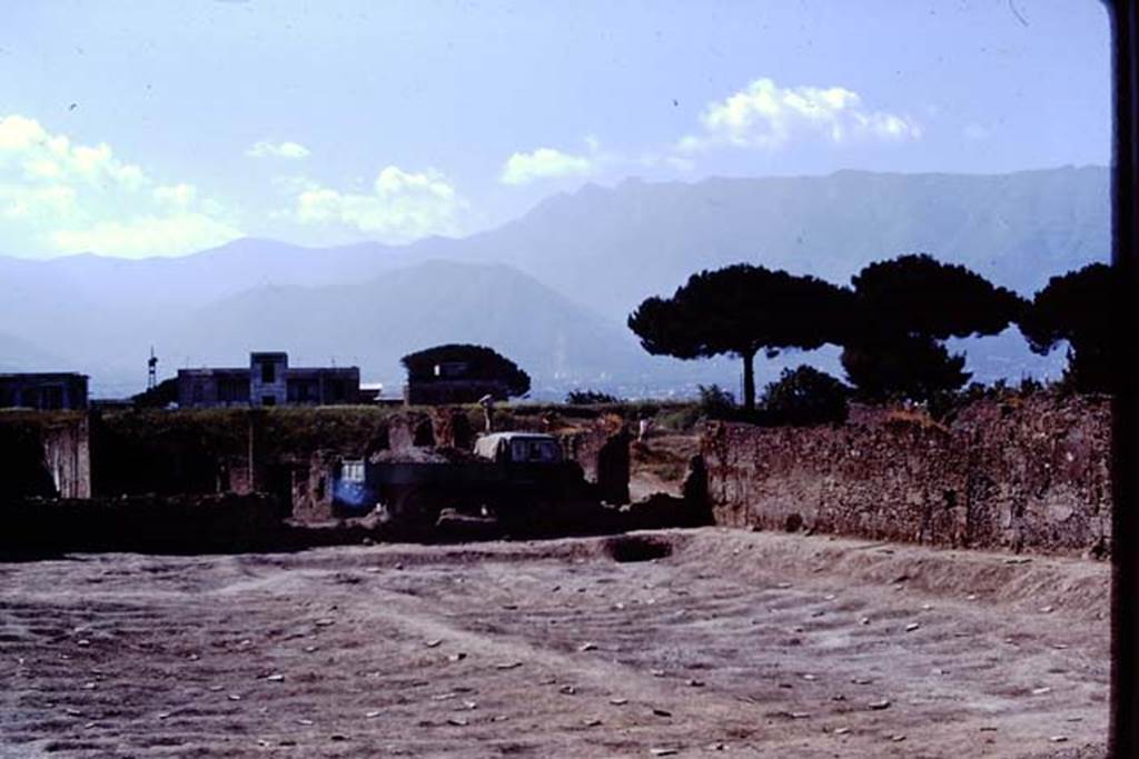 1.15.3 Pompeii. 1972. Looking towards south-west corner. Photo by Stanley A. Jashemski. 
Source: The Wilhelmina and Stanley A. Jashemski archive in the University of Maryland Library, Special Collections (See collection page) and made available under the Creative Commons Attribution-Non Commercial License v.4. See Licence and use details. J72f0682