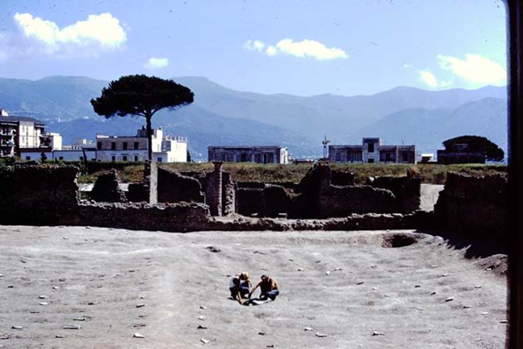 I.15.3 Pompeii. 1972. Looking south. Photo by Stanley A. Jashemski. 
Source: The Wilhelmina and Stanley A. Jashemski archive in the University of Maryland Library, Special Collections (See collection page) and made available under the Creative Commons Attribution-Non Commercial License v.4. See Licence and use details. J72f0716