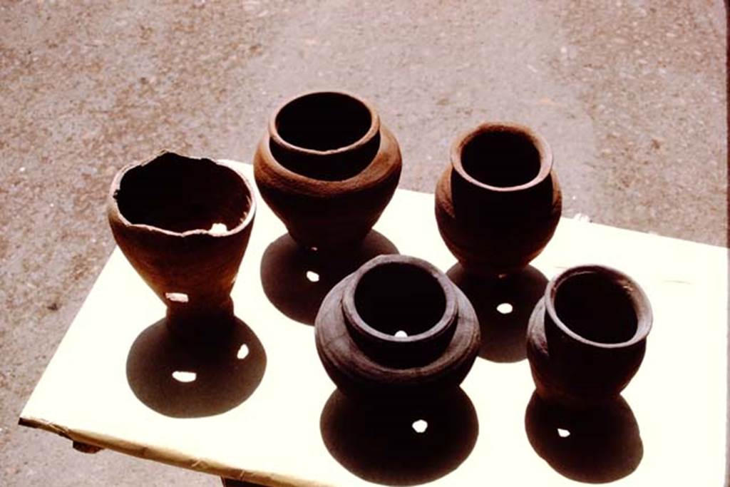 I.15.3 Pompeii, 1973. Terracotta pots. Photo by Stanley A. Jashemski. 
Source: The Wilhelmina and Stanley A. Jashemski archive in the University of Maryland Library, Special Collections (See collection page) and made available under the Creative Commons Attribution-Non Commercial License v.4. See Licence and use details. J73f0179