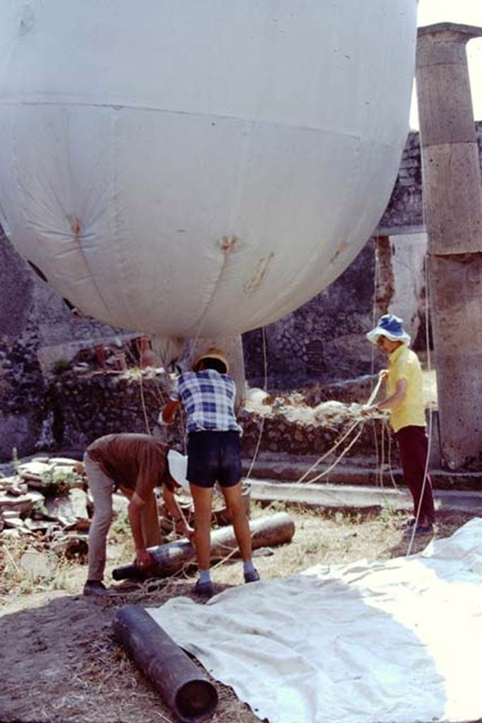 I.15.3 Pompeii. 1974. Balloon tethered in peristyle 13, looking south-east. Photo by Stanley A. Jashemski.   
Source: The Wilhelmina and Stanley A. Jashemski archive in the University of Maryland Library, Special Collections (See collection page) and made available under the Creative Commons Attribution-Non Commercial License v.4. See Licence and use details. J74f0451