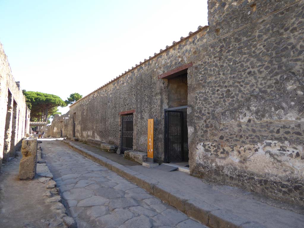 I.15.3 Pompeii. September 2015. Looking east along south side of Via di Castricio, with entrance at I.15.3, centre right. 
Foto Annette Haug, ERC Grant 681269 DÉCOR.