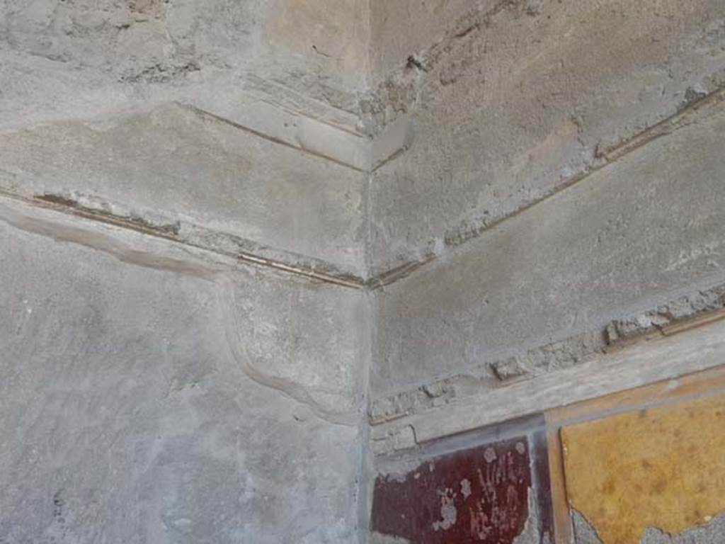 I.15.3 Pompeii. May 2015. Room 5. Entrance vestibule, detail of south-west corner.  Photo courtesy of Buzz Ferebee.