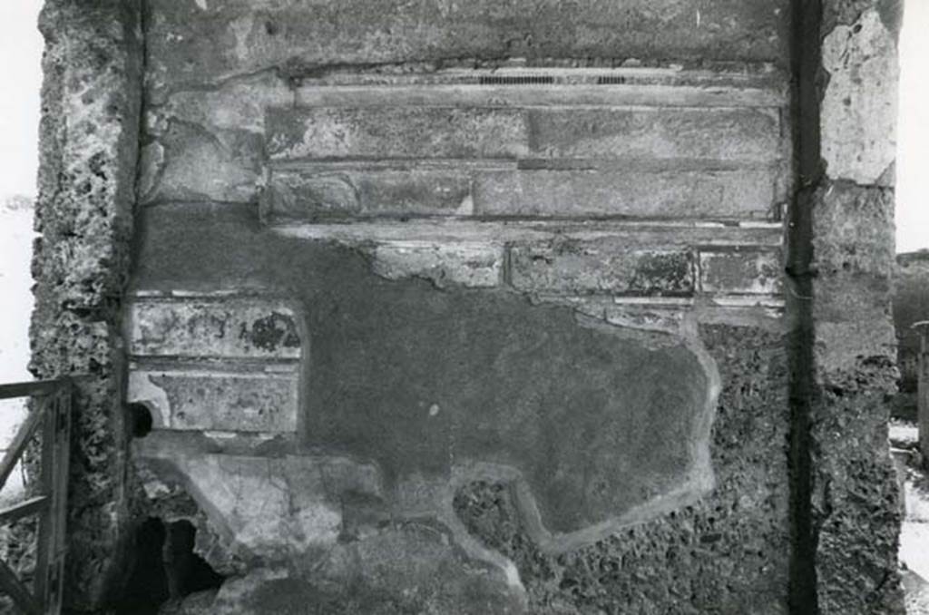 I.15.3 Pompeii. 1972. Room 5. House of Ship Europa, fauces, left E wall.  Photo courtesy of Anne Laidlaw.
American Academy in Rome, Photographic Archive. Laidlaw collection _P_72_15_12.